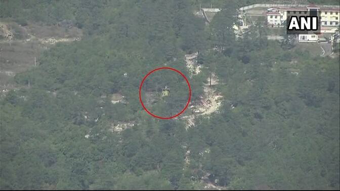  નવી દિલ્લી: દરેક વખત અરૂણાચલ પ્રદેશ પર નજર નાખનાર ચીન હવે સરહદ વટાવી અંદર ધુસી આવ્યું છે. ચીનની પીપલ્સ લિબરેશન આર્મીએ આ વખતે અરુણાચલના કિબિથૂ શહેરમાં કેમ્પ લગાવી દીધો છે. ન્યૂઝ એજન્સીએ સેનાના કેમ્પની હેરાન કરનારી કેટલીક તસ્વીરો જાહેર કરી છે. ચીન અરુણાચલને પોતાના પ્રદેશનો ભાગ ગણાવે છે, આ મુદ્દાને લઈને છેલ્લા કેટલાક વર્ષોથી બન્ને દેશો વચ્ચે વિવાદ પણ ચાલી રહ્યો છે.