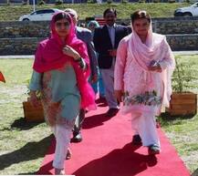 પાકિસ્તાન: 6 વર્ષ બાદ પોતાના ઘરે પહોંચતા રડી પડી મલાલા