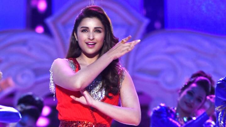  મુંબઈના વાનખેડે સ્ટેડિયમમાં આઈપીએલનો પ્રથમ મુકાબલો ખેલાય તે પહેલાં રંગારંગ ઉદઘાટન સમારંભ યોજાશે. મુંબઈના વાનખેડે સ્ટેડિયમમાં આશરે 90૦ મિનિટ સુધી ઉદઘાટન સમારંભ ચાલશે, જેમાં બોલીવૂડના સુપરસ્ટાર્સ પર્ફોમન્સ આપશે. આ સમારોહમાં રોહિત શર્મા અને મહેન્દ્ર સિંહ ધોની પણ ઉપસ્થિત રહેશે.