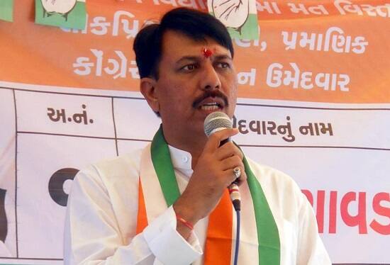 અમદાવાદ: રાહુલ ગાંધીએ ગુજરાત પ્રદેશ કોંગ્રેસના પ્રમુખપદે યુવા ધારાસભ્ય અમિત ચાવડાની વરણી કરી છે. અમિત ચાવડા ક્યારે પ્રમુખપદનો કાર્યભાર સંભાળશે તે મુદ્દે અટકળો ચાલતી હતી ત્યારે ગુજરાત પ્રદેશ કોંગ્રેસે આ તમામ અટકળો પર પૂર્ણવિરામ મૂકીને આ અંગેનો કાર્યક્રમ જાહેર કર્યો છે.