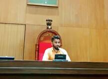 ભાજપના કાર્યકરે વિધાનસભા અધ્યક્ષની ખુરશી પર બેસી પડાવ્યો ફોટો, અધ્યક્ષે શું કહ્યું? જાણો