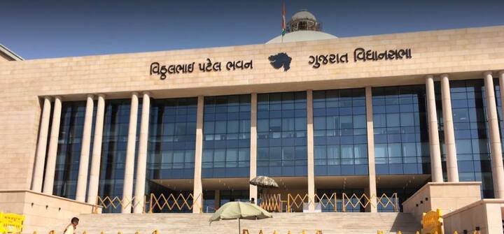  રાહુલ પરમાર બી.ઈ. થયેલો છે અને તે વડોદરાના વોર્ડ સાતમાં ભાજપનો કાર્યકર હોવાની સાથે આરટીઆઇ એક્ટિવિસ્ટ પણ છે. વિધાનસભામાં કોઇ ન હોવાના કારણે અધ્યક્ષની ખુરશીમાં બેસી ફોટો લીધો હતો. આ અંગે રાહુલે કહ્યું કે વિધાનસભામાં કોઇ ન હોવાના કારણે અધ્યક્ષની ખુરશી પર બેસી ફોટો પડાવ્યો હતો. તેની સાથે એક સંબંધી પણ હતા.