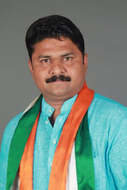 અમિત ચાવડા રાજીનામુ ધરે તો નવા મુખ્ય દંડક તરીકે માંડવીના યુવા આદિવાસી ધારાસભ્ય આનંદ ચૌધરી, ખેડબ્રહ્માના ધારાસભ્ય અશ્વિન કોટવાલ અને ધારાસભ્ય જવાહર ચાવડાનું નામ ચર્ચા છે. આ ઉપરાંત ઉનાના ધારાસભ્ય પૂંજાભાઇ વંશને પણ જવાબદારી સોંપાઇ શકે છે.