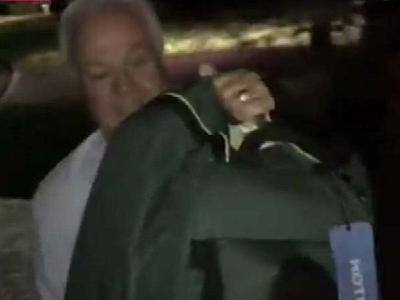 ન્યૂઝ ચેનલે એક વીડિયો પણ જાહેર કર્યો છે જેમાં પીટર પુત્ર સ્મિથની ક્રિકેટ કિટ કારમાંથી બહાર કાઢી ગેરેજમાં ફેકતા નજર આવી રહ્યાં છે. અને તેણે કહી રહ્યાં છે કે તેને સજા થશે. 