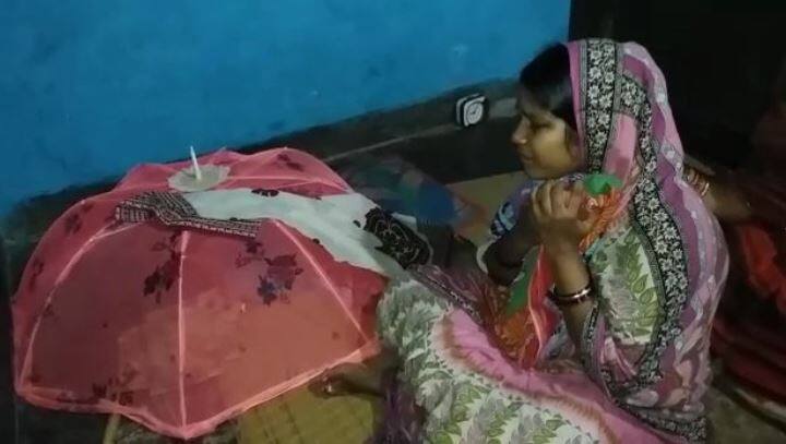 કટકઃ ઓડિશાના તાલાબાસ્તા ગામમાં 16 દિવસના એક નવજાત શિશુને વાંદરો ઉપાડી ગયો હતો. જે બાદ 30 સભ્યોના વનવિભાગની ટીમે સ્થાનિક પોલીસની સાથે મળી તેની શોધખોળ શરૂ કરી હતી. પરંતુ રવિવારે સવારે બાળક ઘરની પાસે એક કૂવામાંથી મૃત હાલતમાં મળી આવ્યો હતો.