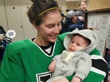 મેચમાં બ્રેક દરમિયાન મહિલા હોકી પ્લેયરે બાળકને કરાવ્યું સ્તનપાન, તસવીરો થઈ વાયરલ