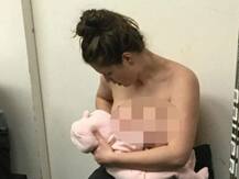 મેચમાં બ્રેક દરમિયાન મહિલા હોકી પ્લેયરે બાળકને કરાવ્યું સ્તનપાન, તસવીરો થઈ વાયરલ