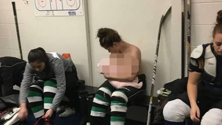 એલબર્ટા (કેનેડા): સ્તનપાન કોઇપણ મહિલાના જીવનનો ઘણો મહત્વનો હિસ્સો હોય છે. જેને મહિલા અને નવજાત વચ્ચે એક સામાન્ય પ્રક્રિયા તરીકે જોવામાં આવે છે. પરંતુ જાહેર સ્થળો પર માતા તેના બાળકને સ્તનપાન કરાવે તો આજે પણ લોકોને તે અસહજ લાગે છે. જેને ખતમ કરવા કેનેડાની હોકી ખેલાડીએ એક મોટું પગલું ભર્યું છે. આ મહિલા હોકી ખેલાડીએ મેચ દરમિયાન તેના બાળકને ડ્રેસિંગ રૂમમાં ન માત્ર સ્તનપાન કરાવ્યું પણ તેની તસવીર સોશિયલ મીડિયામાં શેર કરી.