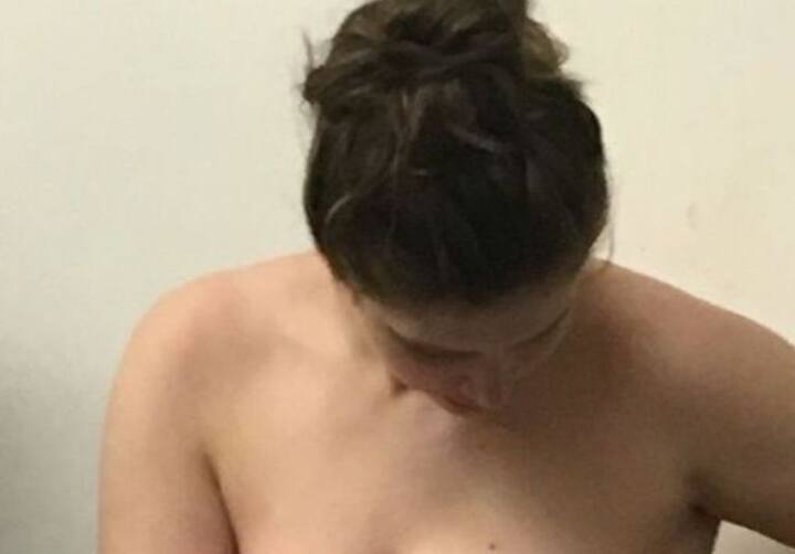 સેરાએ જણાવ્યું કે, જ્યારે હું ગર્ભવતી હતી ત્યારે મેચ રમી શકી નહોતી. તેથી હવે બાળકીને જન્મ આપ્યા બાદ મેદાન પર ઉતરવા ઇચ્છતી હતી. આ તસવીર મેચ શરૂ થવા પહેલા અને મેચ વચ્ચેના બ્રેક દરમિયાન ક્લિક કરવામાં આવી હતી. મારી દાકરીને આરામથી સ્તનપાન કરાવી શકાય અને કોઇ પ્રકારની મુશ્કેલી ન પડે તે માટે અડધા કપડાંમાં સ્તનપાન કરાવ્યું હતું.