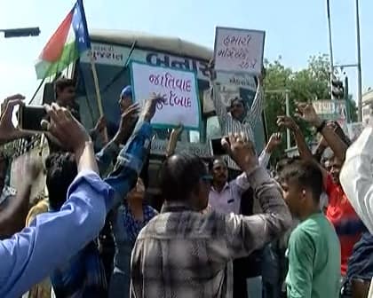 અમદાવાદના દાણીલીમડામાં રસ્તા પર બેસી દલિતોએ સુપ્રીમ કોર્ટના નિર્ણયનો વિરોધ કર્યો હતો જેને પગલે ભારે ટ્રાફિક જામ સર્જાયો હતો. ચાંદખેડા અને વાડજમાં પણ વિરોધપ્રદર્શન કર્યું હતું. વાડજ માં દલિત સંગઠનના કાર્યકર્તાઓ દુકાન બંધ કરાવવા રસ્તા પર નિકળ્યા હતા. દુકાનદારોને ગુલાબના ફૂલ આપી દુકાનો બંધ કરવા અપીલ. હતી.