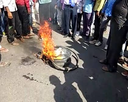 રાજકોટ શહેરના કાલાવડ રોડ પર આવેલો ક્રિસ્ટલ મોલ બંધ કરવામાં આવ્યો હતો. મોલ બહાર ચુસ્ત પોલીસ બંદોબસ્ત ગોઠવવામાં આવ્યો હતો. પાટણ, કચ્છમાં પણ દલિતોએ વિરોધ પ્રદર્શન કર્યું હતું. કંડલા નેશનલ હાઇવે પર ચક્કાજામ કર્યો હતો.