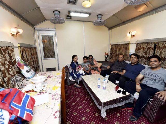 સલૂનમાં IRCTC જમાવાનું પણ આપશે. પેસેંજર ઈચ્છે તો કુકિંગ માટે રૉ મટીરિયલ, હાઉસ કિપિંગ, વેલે સર્વિસ પણ મળશે. સલૂનમાં એક AC અટેંડંટ અને એક સલૂન અટેંડંટ પણ રહેશે. માહિતી પ્રમાણે એક સલૂનમાં 18 લોકો મુસાફરી કરી શકે છે. સલૂનનું ભાડું ટ્રેનની ફર્સ્ટ ACની ટિકિટથી 18 ગણું વધારે છે.