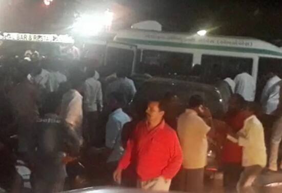 મળતી માહિતી મુજબ હુમલાખોરો પોતાની સાથે આધુનિક ફાયરવાળી ગનની સાથે કોઈતા લઇને પણ આવ્યા હતા. આ સમગ્ર ઘટના વિશાલ બારમાં લગાવેલા સીસીટીવી કેમેરામાં કેદ થઇ છે.