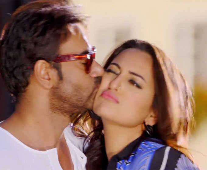 સોનાક્ષીએ કહ્યું કે, મને ખ્યાલ નહોતો કે તે ગાજરનો હલવો નહી પણ મરચાંની પેસ્ટ હતી. તે ખાવાથી આંખમાં પાણી આવી ગયાં, કાનમાંથી ધુમાડા નિકળી ગયા. મારી સાથે આ પહેલાં આવી મજાક કોઇએ પણ નહોતી કરી ને એ પછી અજય કંઈ પણ ખાવાનું કહે તો પોતે પહેલાં તેને ખાવાનું કહેતી ને એ ખાય પછી જ પોતે ખાય છે. 