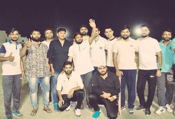 રાજકોટ: પાટીદાર અનામત આંદોલન સમિતી (પાસ)નો નેતા હાર્દિક પટેલ હાલમાં ગુજરાતમાં જનસંપર્ક કરી રહ્યો છે ને તેના ભાગરૂપે સમગ્ર ગુજરાતમાં ફરી રહ્યો છે. યુવાનો સાથે સંપર્ક સ્થાપિત કરવા માટે હાર્દિક પટેલ રાજ્યભરમાં રમાઈ રહેલી ક્રિકેટ ટુર્નામેન્ટ્સમાં ખાસ હાજરી આપે છે.