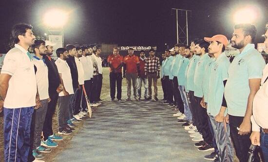હાર્દિક પટેલે શનિવારે રાત્રે રાજકોટમાં શ્રી ભોજલરામ ચેરીટેબલ ટ્રસ્ટ-રાજકોટ દ્વારા આયોજિત ક્રિકેટ ટુર્નામેન્ટમાં હાજરી આપી હતી. એટલું જ નહીં પણ આ ટુર્નામેન્ટમાં હાર્દિક પટેલ પોતે પણ ક્રિકેટ રમ્યો હતો. આ મેચમાં હાર્દિકે શાનદાર બોલિંગ કરીને પોતાની ટીમને જીતાડી હતી. હાર્દિકની ટીમ 50 રને વિજયી બની હતી.