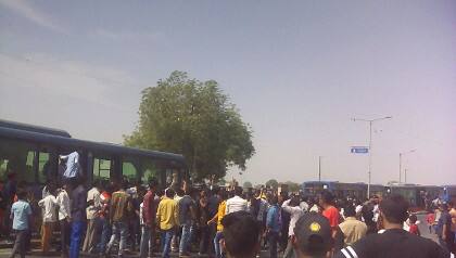 બીઆરટીએમ અને એએમટીએસ બસ સેવા બંધ કરાતા મુસાફરો મુશ્કેલીમાં મુકાયા હતા. પ્રદર્શનકારીઓએ 15 BRTS બસની હવા કાઢી નાખી હતી. 