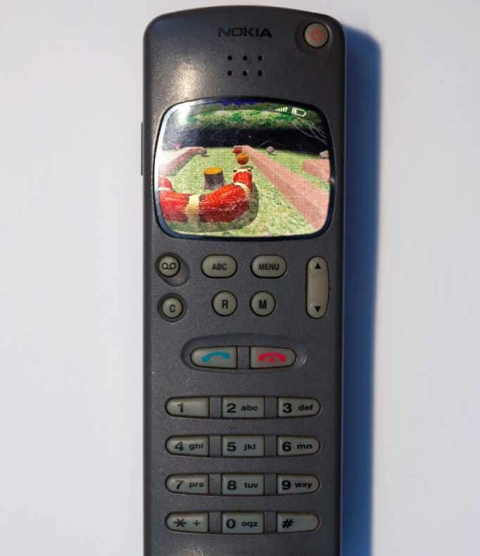 Nokia 2010 માં તે જ ઓપરેટિંગ સિસ્ટમ આપવાની શક્યતા છે જે કંપનીની ક્લાસિક સીરીઝમાં આપવામાં આવે છે. જોકે, રિપોર્ટમાં કહેવામાં આવ્યું છે કે, આમાં એચએમડી ગ્લૉબલ અને ફેસબુકના પાર્ટનરશિપ અંતર્ગત ફેસબુક અને વૉટ્સએપનો સપોર્ટ આપવામાં આવી શકે છે. આ ફોનને A10 નું નામ આપવામાં આવી શકે છે અને આને Nokia 3310 ની જેમ કેટલાય કલર ઓપ્શનમાં લૉન્ચ કરવામાં આવી શકે છે. એચએમડી ગ્લૉબલની જેમ અત્યાર સુધી આના વિશે કંઇપણ કહેવામાં આવ્યું નથી. 