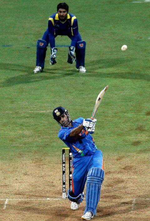 2011માં 2 એપ્રિલના રોજ ધોનીએ 28 વર્ષ બાદ ટીમ ઈન્ડિયાને વર્લ્ડ કપ જીતાડ્યો હતો. ધોનીએ મુંબઈના વાનખેડે સ્ટેડિયમમાં રમાયેલી ફાઇનલમાં નુવાન કુલાસેકરના બોલર પર જોરદાર સિક્સ ફટકારીને લાખો ફેન્સનું સપનું પૂરું કર્યું હતું.
