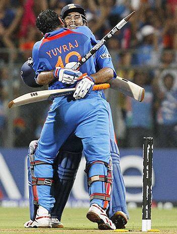 ધોનીએ 79 બોલમાં 91 રન બનાવ્યા. ધોનીએ સિક્સ ફટકારીને સિક્સ ફટકારીને બધાના દિલ જીતીને સાબિત કરી દીધું કે તેમને બેસ્ટ ફિનિશર એમ જ કહેવામાં આવતો નથી.