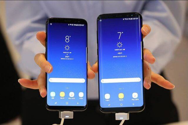 ગેલેક્સી S8માં 3000 mAh બેટરી લાગેલી છે અને S8+માં 3500 mAh બેટરી છે. બંને ફાસ્ટ ચાર્જિંગ સપોર્ટ કરે છે અને વાયરલેસ ચાર્જિંગ પણ. બંને સ્માર્ટફોન્સની સૌથી મોટી ખાસિયત છે Bixby વર્ચ્યુઅલ અસિસ્ટન્ટ. અત્યારે આ અસિસ્ટન્ટ વૉઈસ ફંક્શનાલિટી સપોર્ટ નહીં કરે. આના દ્વારા બિકસ્બી વિઝન, હોમ અને રિમાઈન્ડર ફીચર્સ એક્સેસ કરી શકાય છે. 