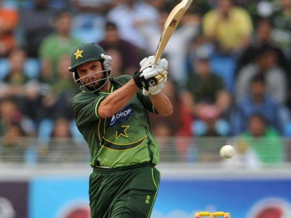 આફ્રિદીના નામે વન-ડે ક્રિકેટમાં સૌથી વધારે સિક્સ મારવાનો રેકોર્ડ છે. તેણે વનડેમાં 351 સિક્સ મારી છે. તેણી ગણતરી વિશ્વના સૌથી શ્રેષ્ઠ વનડે ઓલરાઉન્ડરમાં પણ થાય છે. તેણે 398 વનડેમાં 8064 રન અને 395 વિકેટ લીધી છે. વનડેમાં 8000થી વધારે રન અને 350થી વધારે વિકેટ લેનારો એક માત્ર વનડે ક્રિકેટર છે.