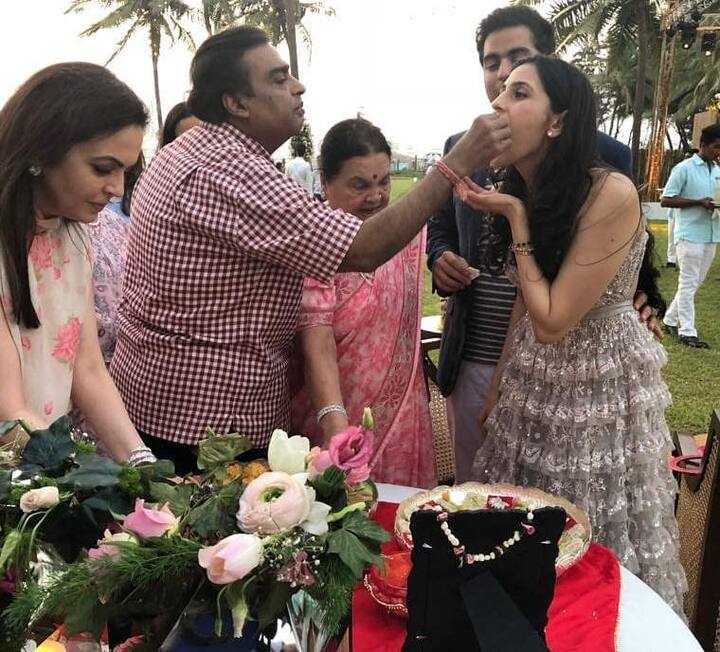 ગત મહિને મુકેશ અંબાણીના પુત્ર આકાશ અંબાણીની શ્લોકા મહેતા સાથે ગોવામાં સગાઇ થઈ હતી.