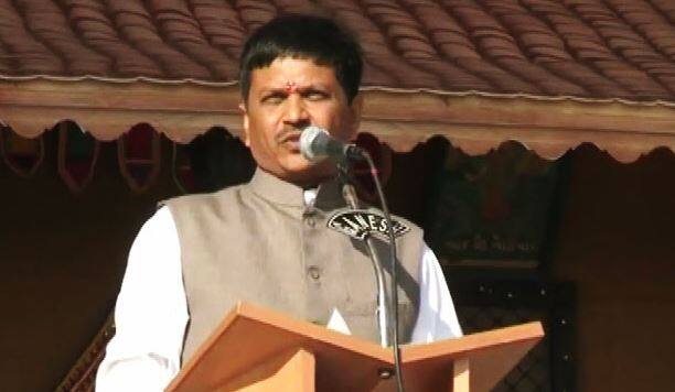 નરેશ પેટેલે અચાનક આપેલા રાજીનામાથી પાટીદાર સમાજમાં અનેક તર્ક વિતર્ક થઈ રહ્યા છે. ખોડલધામ ટ્રસ્ટમાં એક વ્યક્તિના વધુ પડતાં વર્ચસ્વથી નારાજ થઈને નરેશ પટેલે રાજીનામું આપ્યું હોવાની ચર્ચા હાલ થઈ રહી છે.