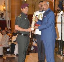 ધોનીએ સેનાની વર્દી પહેરીને કેમ સ્વીકાર્યું પદ્મ ભૂષણ સન્માન, ખુદ કર્યો ખુલાસો, જાણો વિગત