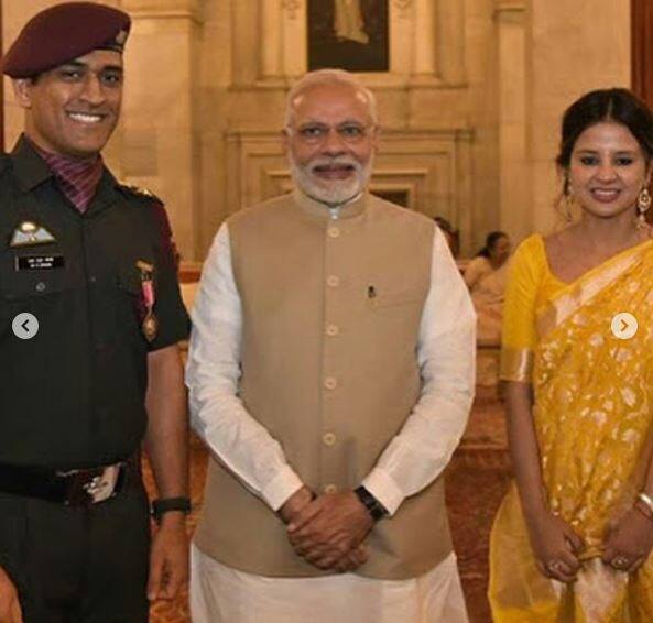 પદ્મ ભૂષણ એનાયત થયા બાદ ધોની અને તેની પત્ની સાક્ષીએ વડાપ્રધાન મોદી સાથે તસવીર પડાવી હતી.