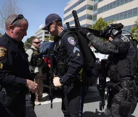 ગૂગલના સીઈઓ સુંદર પિચાઈએ યૂ-ટ્યૂબ હેડ ક્વાર્ટરમાં થયેલી ગોળીબારની ઘટનાને દુઃખદ જણાવી. તેમણે ટ્વિટ કરીને કહ્યું કે, યૂ-ટ્યૂબ હેડક્વાર્ટરમાં ગોળીબારની દુઃખદ ઘટનાને શબ્દોમાં વર્ણવી શકાય તેમ નથી. યૂ-ટ્યૂબની સીઈઓ સુસાન વોજિકી અને હું આ સંકટના સમયમાં કર્મચારીઓ તથા યૂ-ટ્યૂબ કમ્યુનિટીને સપોર્ટ કરવા પર ફોક્સ કરી રહ્યા છીએ.