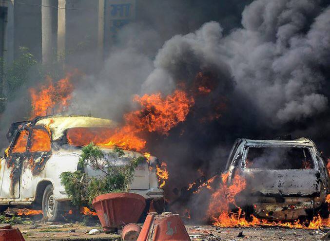 વેપારીઓ સાથે મારપીટ પણ કરાઇ હતી અને દુકાનો લૂંટી લેવાઇ હતી. શહેરના બજારોની દુકાનોમાં તોડફોડ કરાઇ હતી. જેના વિરોધમાં વેપારીઓ અને અન્ય સમુદાયોના લોકોએ મંગળવારે બંધનું એલાન આપ્યું હતું. તણાવને જોતાં સ્થાનિક સત્તાવાળાઓએ ૧૪૪ની કલમ લાગુ કરી હતી પરંતુ તેનું ઉલ્લંઘન કરીને 4૦,૦૦૦નું ટોળું જમા થઇ ગયું હતું.