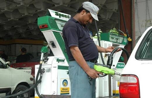  પેટ્રોલ ડીઝલની કિંમતને નિયંત્રિત કરવા માટે પેટ્રોલિયમ મંત્રાલય, ઓઈલ રિફાઈનરીઓને વધેલી કિંમતનો કેટલોક હિસ્સો વહન કરવા માટે કહી શકે છે. તેનાથી ઉપભોક્તાઓ પર બોજ ઓછો પડશે. જોકે, રિફાઈનરીઓનો નફો ઘટવાથી સરકારને પણ તેનાથી મળતી આવકમાં નુકસાન ઉઠાવવું પડશે.