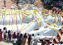 બેંગલુરુઃ આચાર સંહિતાના કારણે રસ્તા વચ્ચે જ ફસાઈ વિશ્વની સૌથી ઊંચી હનુમાનની મૂર્તિ, જાણો વિગત