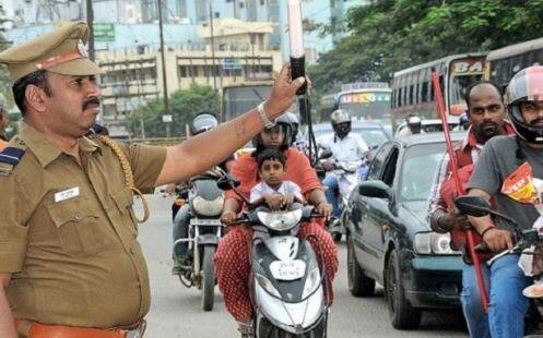 ટ્રસ્ટી મુનીરાજુએ આ મામલે કેબિનેટ મંત્રી જી જોર્જ પર આરોપ લગાવતાં કહ્યું કે, આ મૂર્તિ સર્વજ્ઞનગરમાં સ્થાપવામાં આવશે. આ વિસ્તાર જોર્જનો વિધાનસભા એરિયા છે. મંત્રીએ જાણી જોઈને આચાર સંહિતાનો ઉલ્લેખ કરી હનુમાનની મૂર્તિને રસ્તામાં થોભાવી દીધી. જોકે મંત્રીએ આરોપો નકારી કાઢ્યા હતા.