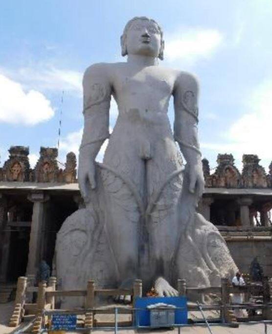 62 ફૂટની આ મૂર્તિ હસન જિલ્લાના શ્રવણબેલગોલામાં સ્થાપિત ગોમતેશ્વરની પ્રતિમા (57 ફૂટ)થી પણ ઊંચી છે અને વિશ્વમાં સૌથી ઊંચી હનુમાન મૂર્તિ હશે. મૂર્તિ રોકવાથી નેશનલ હાઇવે પર અનેક કલાકો સુધી ટ્રાફિક જામની સ્થિતિ સર્જાઈ હતી.