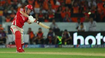 પોતાની આક્રમક બેટિંગ માટે જાણીતા સાઉથ આફ્રિકાના મિડલ ઓર્ડર બેટ્સમેન ડેવિડ મિલરે વર્ષ 2013માં કિંગ્સ ઇલેવન પંજાબ તરફથી રમતા રોયલ ચેલેન્જર્સ બેગ્લોર સામે 38 બોલમાં જ સદી ફટકારી હતી.