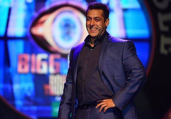 બિગ બોસ 12: સલમાન ખાનનું નામ બિગ બોસની આગામી સીઝનના હોસ્ટ તરીકે નક્કી છે. ઓક્ટોબરથી શરૂ થનારાં બિગબોસ 12 માટે સલમાન ખાનના બદલે અન્ય હોસ્ટ શોધવો પડશે. સમલાન આ શો માટે આશરે 11 કરોડ રૂપિયા ફી વસૂલે છે.