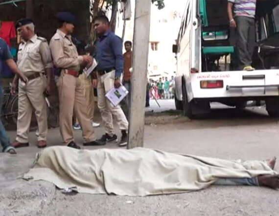 આ અંગેની વિગતો એવી છે કે, ડીંડોલીમાં પ્રિયંકા સોસાયટીમાં રહેતા જેનિશ રાણાને મિત્રની 16 વર્ષીય બહેન સાથે પ્રેમસંબંધ હતા. પાણીનું વેચાણ કરતો જેનિશની ગઈ કાલે સાંજે પાંચ વાગ્યાની આસપાસ ઘરની સામે જ રહેતા તેના મિત્રે જાહેરમાં જ છરીના ચારથી પાંચ ઘા મારી દેતાં તેનું ઘટનાસ્થળે જ મોત થયું હતું. 