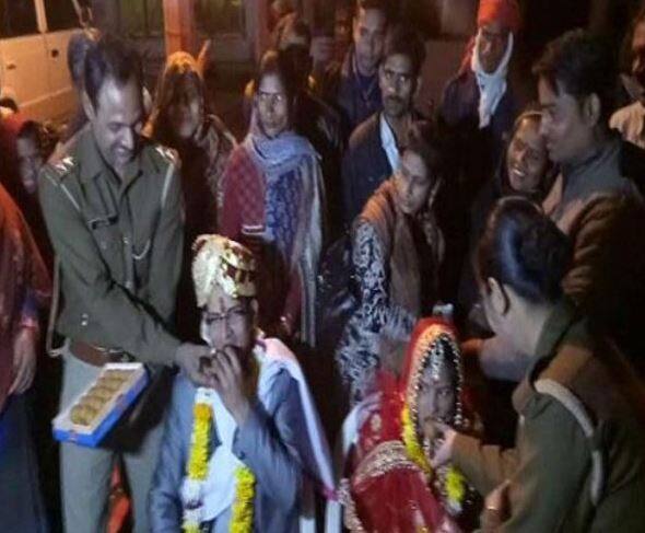 ગત વર્ષે નવેમ્બરમાં કન્નોજમાં એક વિવાદ બાદ પોલીસ સ્ટેશનમાં જ લગ્ન યોજવામાં આવ્યા હતા. દુલ્હનના પરિવારના સભ્યને કોઈએ લાફો માર્યો હતો, જેની ફરિયાદ નોંધાવવા દુલ્હન અને વરરાજા પોલીસ સ્ટેશન પહોંચ્યા હતા. જ્યાં મામલો ઉકેલાઇ ગયા બાદ બંનેના ત્યાં જ લગ્ન કરાવવામાં આવ્યા હતા.
