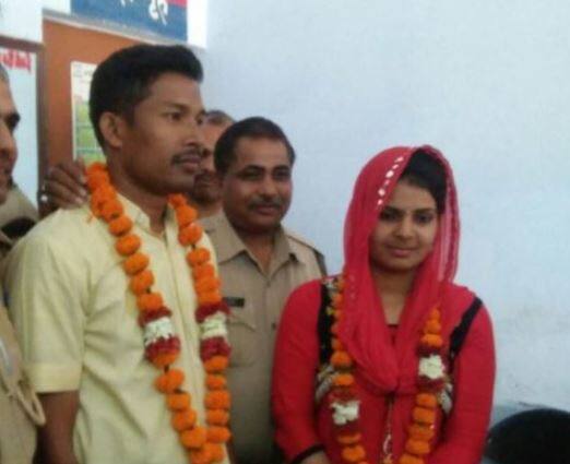 પહેલા બંને કોર્ટ ગયા અને ત્યાં કાયદાકિય રીતે લગ્ન કર્યા. જે બાદ બંને પરત પોલીસ સ્ટેશન આવ્યા અને સાથી પોલીસ કર્મચારીઓએ ફૂલોનો હાર મંગાવ્યો અને પોલીસ સ્ટેશનમાં જ એકબીજાને વરમાળા પહેરાવી. જે બાદ ઇન્સ્પેક્ટર મનોજ કુમાર રઘુવંશી સહિત તમામ પોલીસવાળાએ આ કપલને શુભકામના પાઠવી.