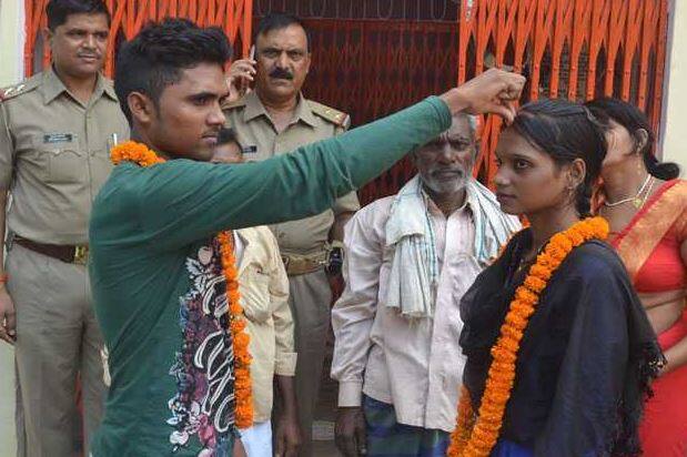 થોડા મહિના પહેલા આઝમગઢમાં પણ પોલીસે પ્રેમીઓના લગ્ન કરાવ્યા હોવાની ઘટના સામે આવી હતી.