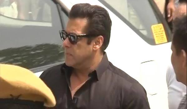 2 ઓક્ટોબર 1998ના રોજ ગુડા બિશ્નોઇના રહેનારા લોકોએ વન વિભાગની ઓફિસ આવીને સલમાન ખાન તથા ફિલ્મ સ્ટાર્સે બે કાળિયારનો શિકાર કર્યો હોવાનો આક્ષેપ મૂકીને ફરિયાદ કરી હતી. ગુડા બિશ્નોઇના લોકો ફટાકડાના અવાજને કારણે ચોંકી ઉઠ્યા હતા અને ગામની આસપાસ એક મારૂતિ જિપ્સીની શંકાસ્પદ મૂવમેન્ટ જોવા મળી હતી. આ જીપ્સી સ્ટાર્સની હતી તેવો ખુલાસો થયો હતો.