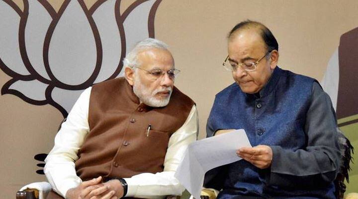 નવી દિલ્હીઃ મોદી કેબિનેટના સીનિયર મંત્રી અને નાણા મંત્રાલયનો પોર્ટફોલિયો સંભાળતા અરૂણ જેટલી કિડનીની બીમારીના કારણે અસ્વસ્થ છે. તેમને સર્જરી પણ કરાવવી પડી શકે છે. આ માટે તેઓને હોસ્પિટલમાં દાખલ કરવામાં આવી શકે છે તેમ કેન્દ્રીય મંત્રીની નજીકના સૂત્રોએ જણાવ્યું છે.