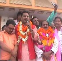 \'હાથ ઉંચા કરીને અલ્લાહની કસમ ખાઓ કે 2019 માં મોદી અને ભાજપને જ આપશો વૉટ\', BJP નેતાએ લેવડાવ્યા મુસ્લિમોને સોંગંધ