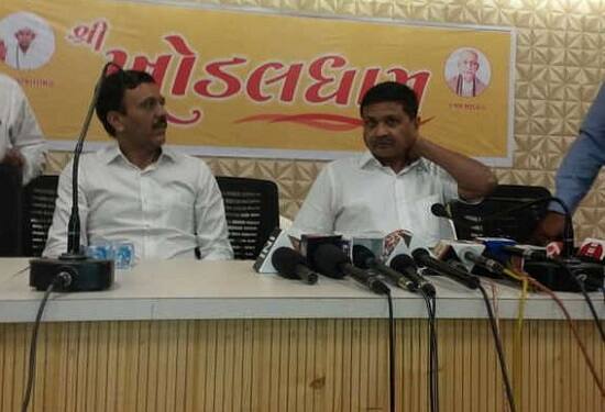 રાજકોટ: બે દિવસ પહેલાં રાજીનામું આપનારા અને કલાકોમાં જ તેને પરત ખેંચી ચર્ચામાં આવેલ ખોડલધામના ચેરમેન નરેશ પટેલે આજે એક પ્રેસ કોન્ફરન્સ યોજી હતી. જેમાં નરેશ પટેલે જણાવ્યું હતું કે, તેમણે અંગત કારણોસર રાજીનામું આપ્યું હતું અને તેમને સંસ્થા સાથે કોઈ મતભેદ કે આંતરિક વિખવાદ નથી. તેમણે એ પણ સ્વીકાર્યું હતું કે, રાજીનામું આપવાના નિર્ણય અંગે ખુલીને ન બોલવું તે તેમની ભૂલ હતી.