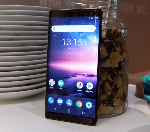 Nokia 8 Sirocco સ્માર્ટફોનમાં કંપનીએ Wireless ચાર્જિંગ ફિચર આપ્યું છે જે ખુબ કામનું છે. આની સાથે 12-13 MPના કેમેરા અને બેસ્ટ લૂક સાથે અન્ય ફિચર્સને એડ કરાયા છે. 