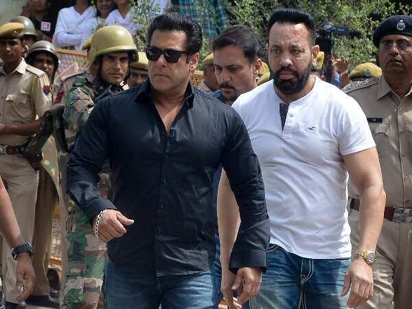 મુંબઇઃ જોધપુર કોર્ટે બોલિવૂડ દબંગખાન એટલે કે સલમાન ખાનને કાળિયારના શિકાર મામલે આજે જામીન આપ્યા નહોતા. કોર્ટે સલમાન ખાનને કાળિયારના શિકારના બદલામાં પાંચ વર્ષની જેલની સજા આપી હતી. સાથે 10 હજાર રૂપિયાનો દંડ ફટકાર્યો હતો. સલમાન ખાનને મળેલી સજાને લઇને બોલિવૂ એક્ટ્રેસ રાણી મુખર્જીએ પોતાનું નિવેદન આપ્યું હતું. રાણીના મતે સલમાન ખાન પ્રત્યે તેનો પ્રેમ હંમેશા યથાવત રહેશે. 