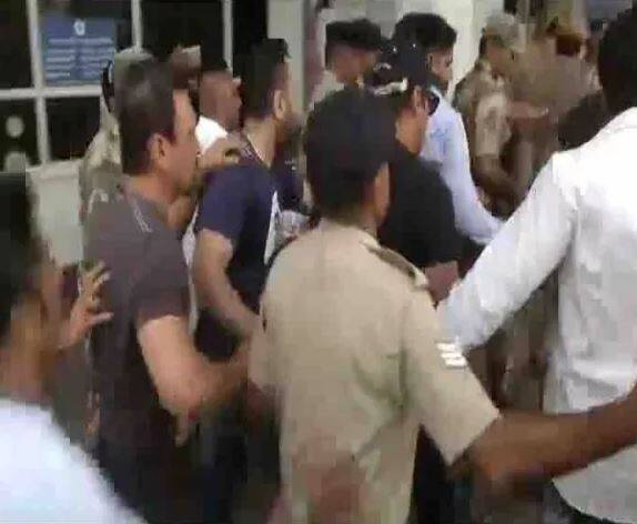  સુનાવણી દરમિયાન સરકારી વકીલ બિશ્નોઇએ સલમાન ખાનના જામીન પર વિરોધ કર્યો હતો. સલમાનના વકીલ મહેશ બોડાએ કહ્યું કે, સલમાનને અન્ય કેસમાં જામીન મળતા રહ્યા છે તો આ કેસમાં પણ તેને જામીન મળવી જોઇએ. આ અગાઉ સલમાન ખાનના અન્ય વકીલ હસ્તીમલ સારસ્વતે કહ્યું કે, સલમાન નિર્દોષ છે અને આખા કાંકણી ગામને મેનેજ કરવામાં આવ્યા છે. સલમાન ખાનને જોધપુર જેલમાં મળવા માટે બોલિવૂડની અનેક હસ્તીઓ પહોંચી હતી.