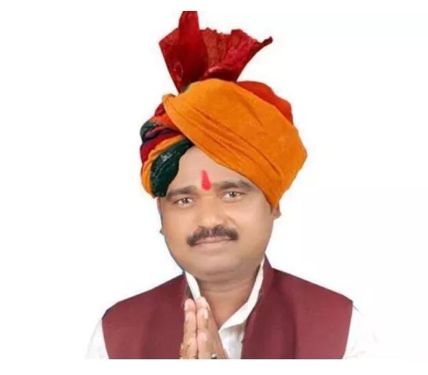 નારાજગી વ્યક્ત કરતાં યશવંત સિંહે લખ્યું છે કે બીજેપીના દલિલ સાંસદો લોકોના રોષનો શિકાર બની રહ્યા છે. જનતાને અનેક મુદ્દા પર જવાબ નથી આપી શકાતો. યશવંત પહેલા ઇટાવાના બીજેપી સાંસદ અશોક દોહરેએ તેમની સરકાર સામે નારાજગી વ્યક્ત કરી હતી.